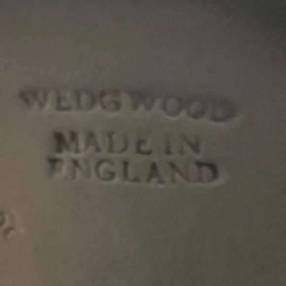 Wedgwood Jasperware Embossed Trinket Dish with Cherub & Lion in Sage Green. - Picture 3 of 3